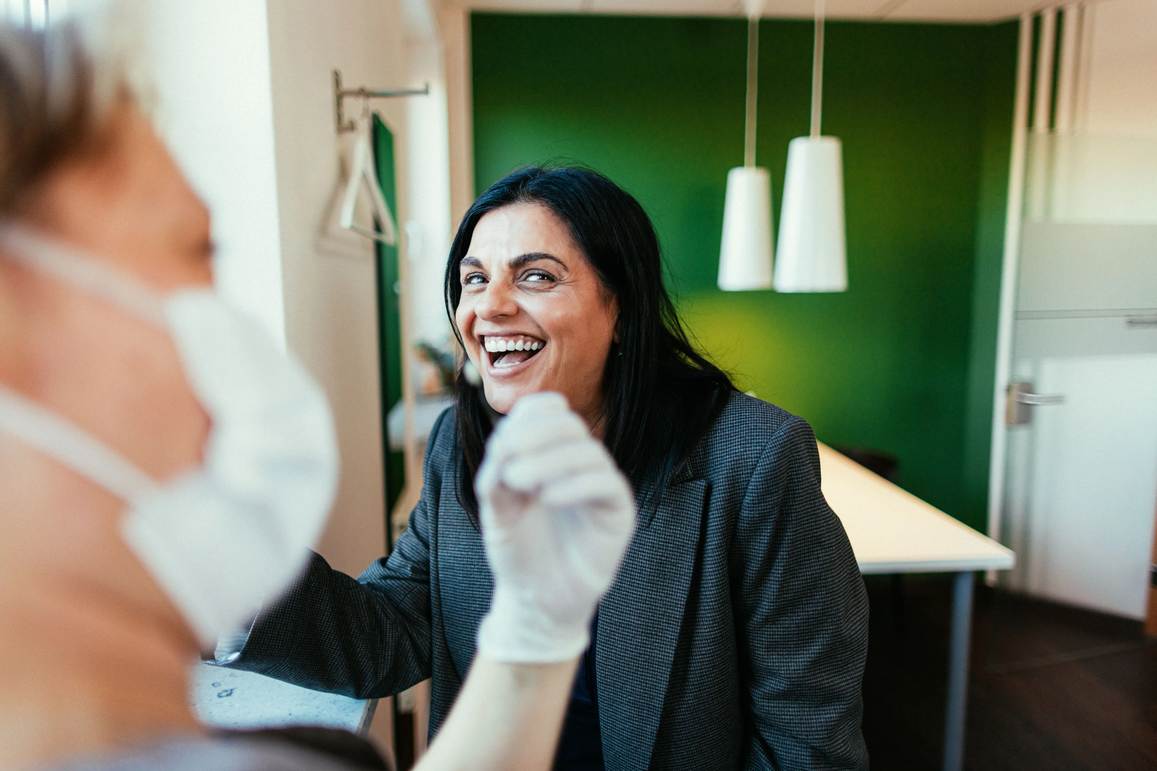 Patientin lacht bei der Behandlung in der senzivo Praxis