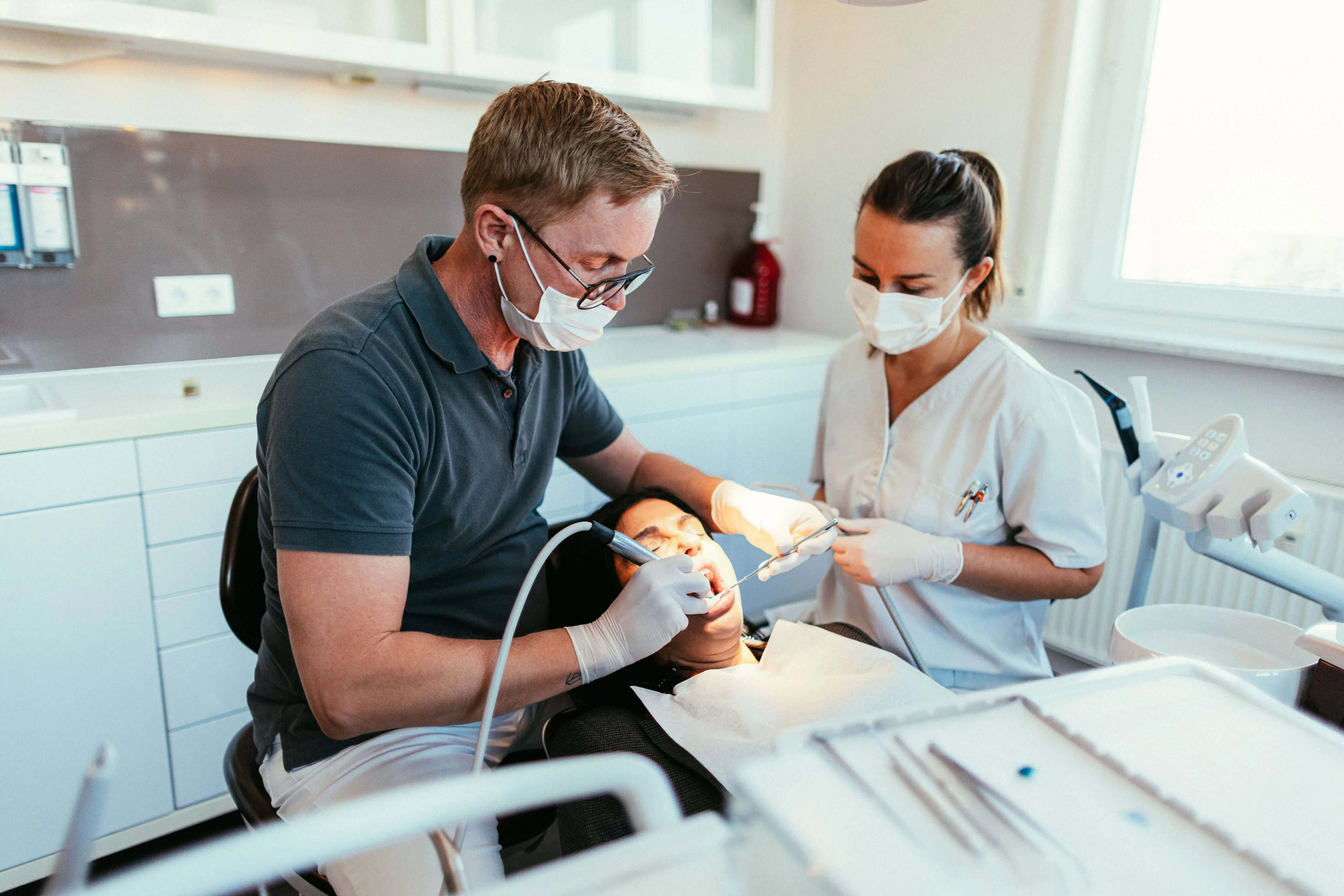 Zahnarztpraxis senzivo – Team bei der Behandlung